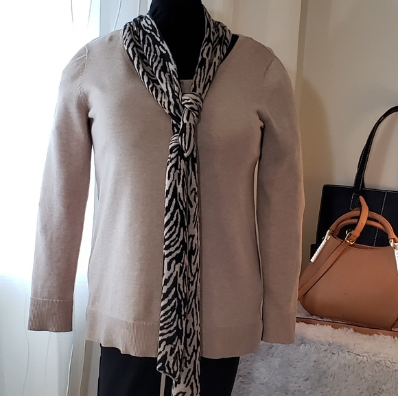 Sweater with detachable knitted scarf - Picture 1 of 2